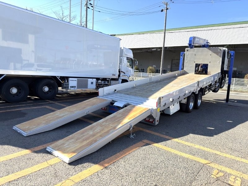 25t仕様　4軸低床　セルフクレーン　自動歩み付