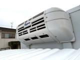 ４t　ワイド　格納ゲート付冷凍バン