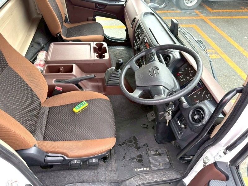 ４t　ワイド　格納ゲート付冷凍バン