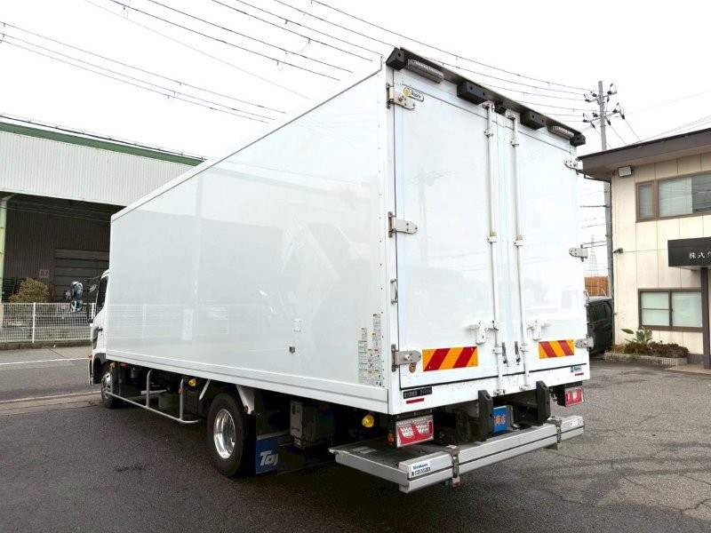 ４t　ワイド　格納ゲート付冷凍バン