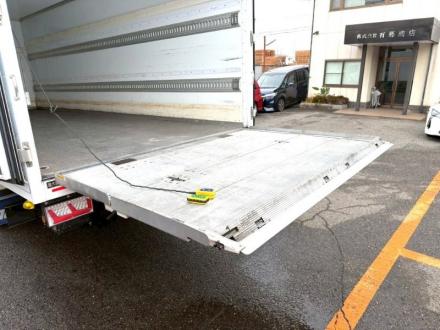 ４t　ワイド　格納ゲート付冷凍バン