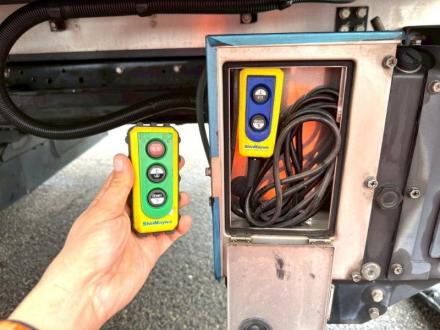 ４t　ワイド　格納ゲート付冷凍バン