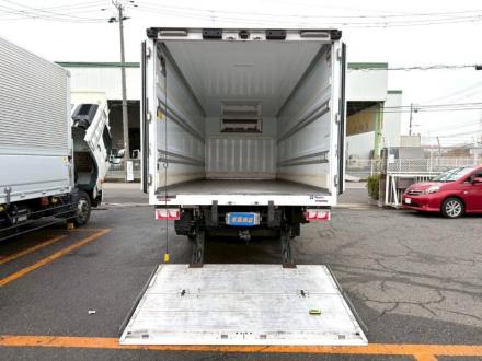 ４t　ワイド　格納ゲート付冷凍バン