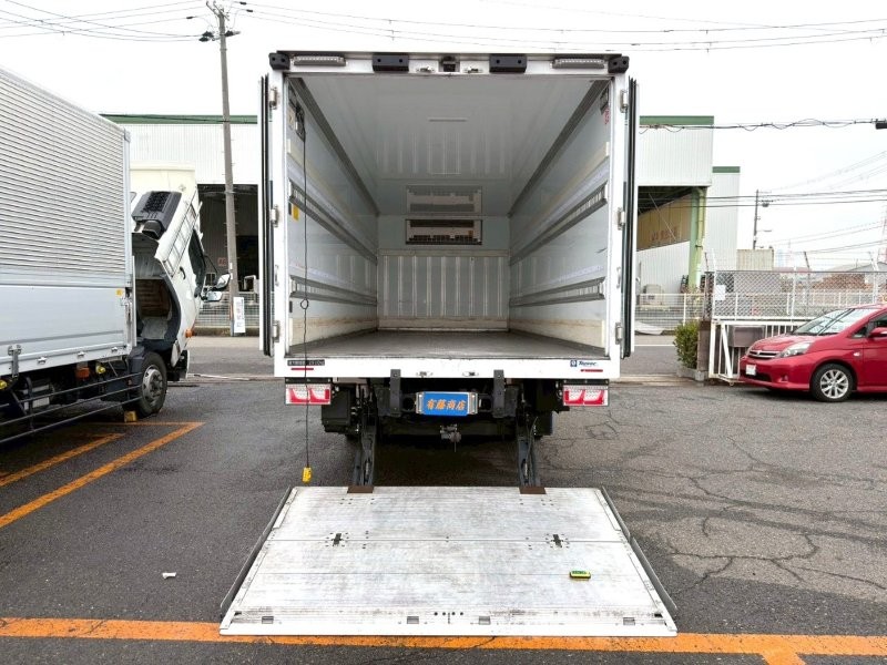 ４t　ワイド　格納ゲート付冷凍バン