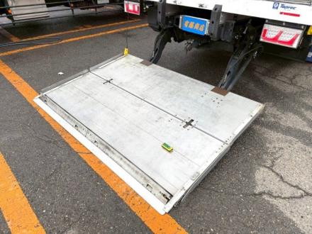 ４t　ワイド　格納ゲート付冷凍バン