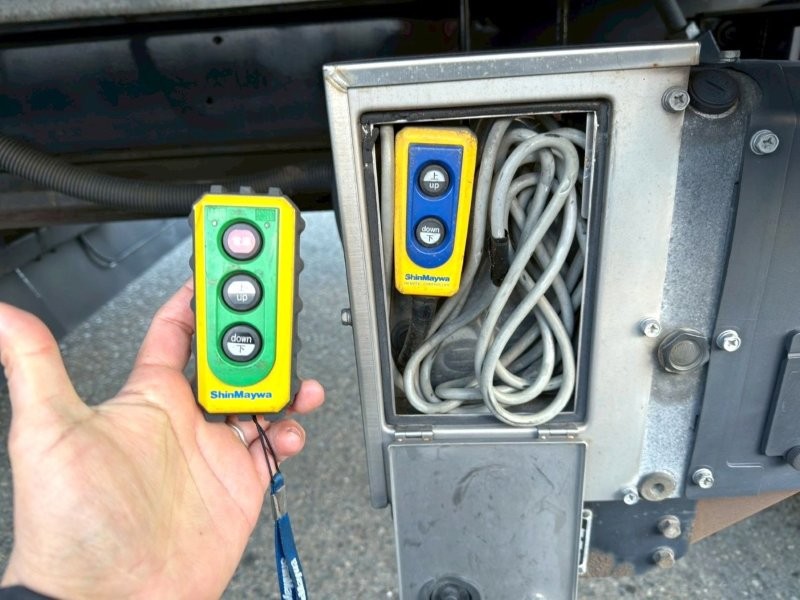 増々トン　ワイド　格納ゲート付　アルミウイング