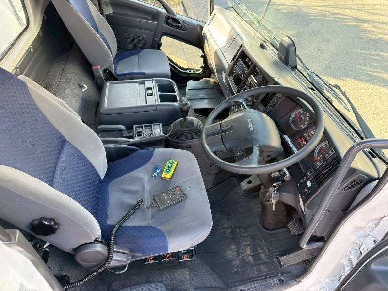 ４t　ワイド　格納ゲート付冷凍バン