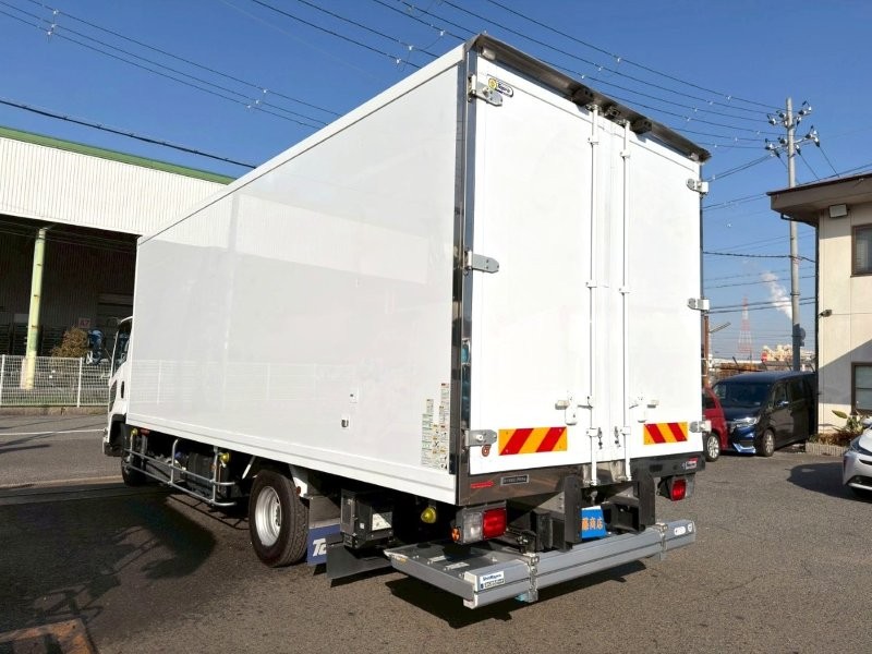 ４t　ワイド　格納ゲート付冷凍バン
