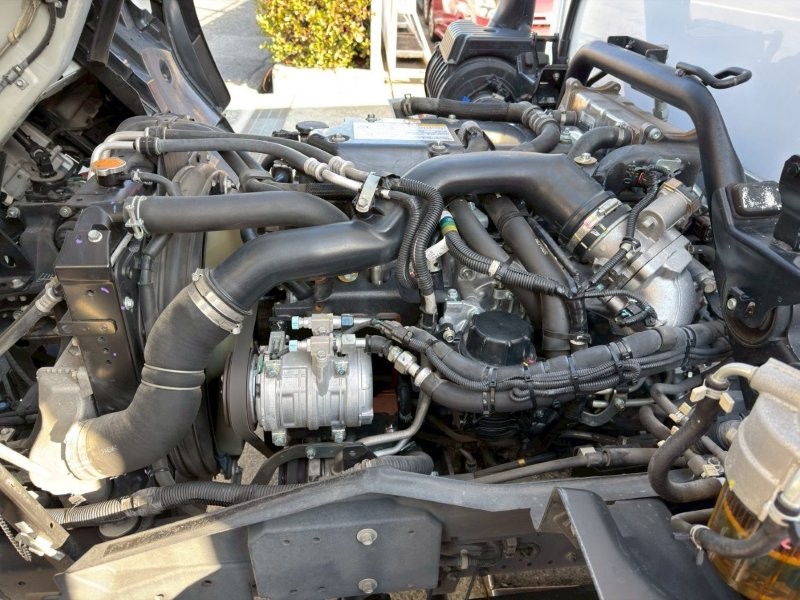 ４t　ワイド　格納ゲート付冷凍バン