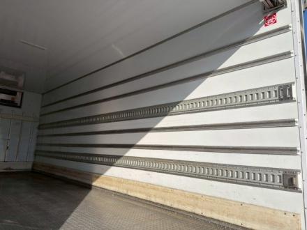 ４t　ワイド　格納ゲート付冷凍バン