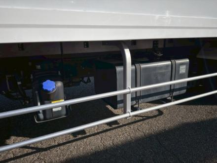 ４t　ワイド　格納ゲート付冷凍バン