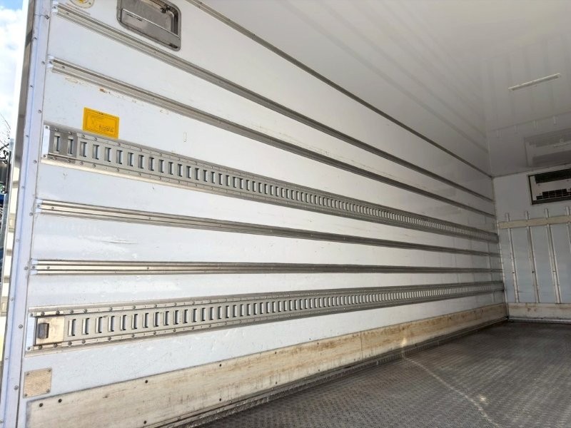 ４t　ワイド　格納ゲート付冷凍バン