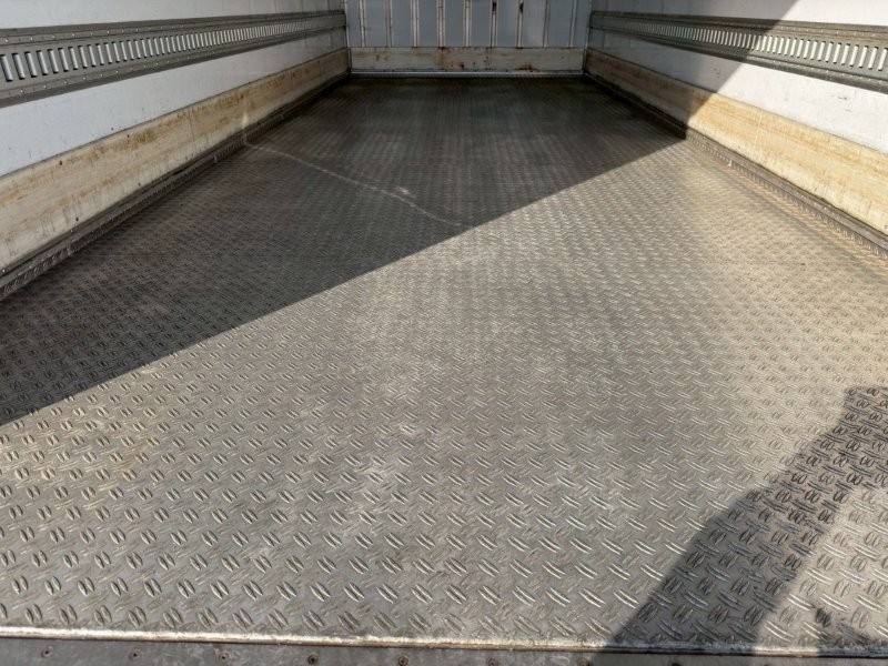 ４t　ワイド　格納ゲート付冷凍バン