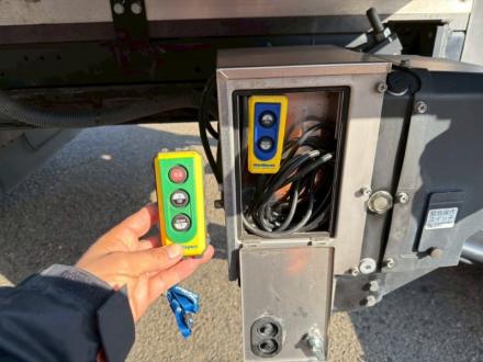 ４t　ワイド　格納ゲート付冷凍バン