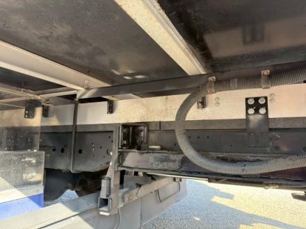 ４t　ワイド　格納ゲート付冷凍バン