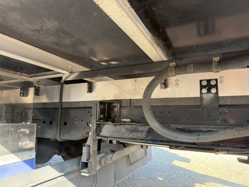 ４t　ワイド　格納ゲート付冷凍バン