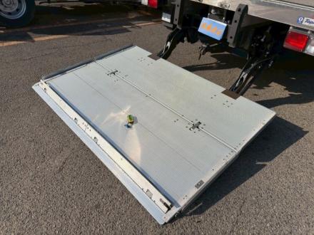 ４t　ワイド　格納ゲート付冷凍バン