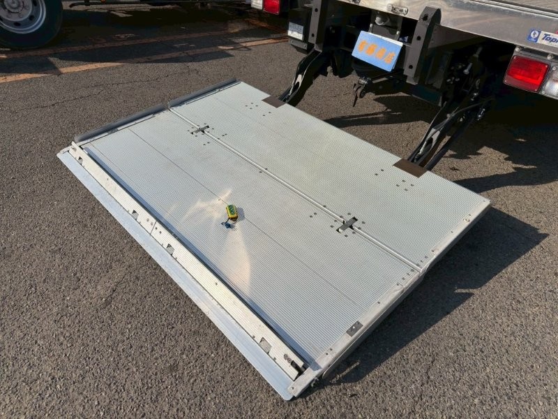 ４t　ワイド　格納ゲート付冷凍バン