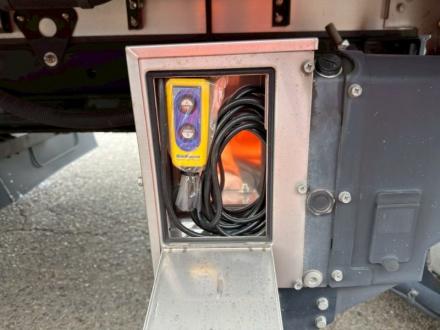 ４t　ワイド　格納ゲート付冷凍バン