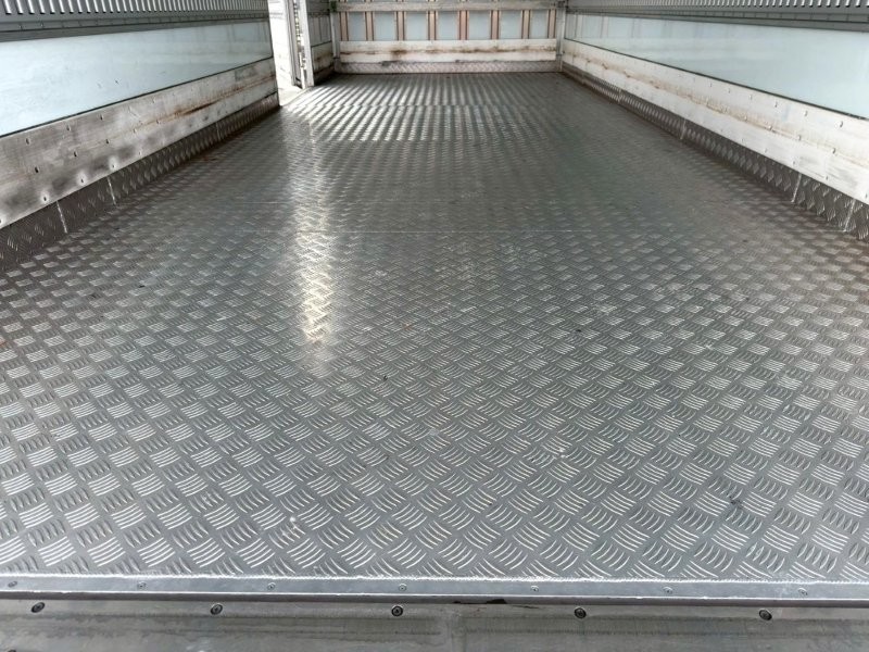 ４t　ワイド　格納ゲート付冷凍バン