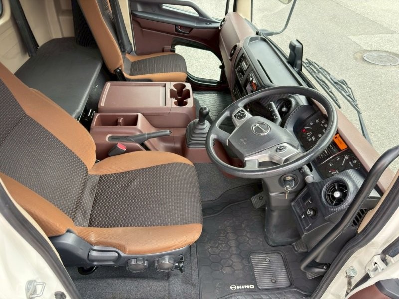 ４t　ワイド　格納ゲート付冷凍バン