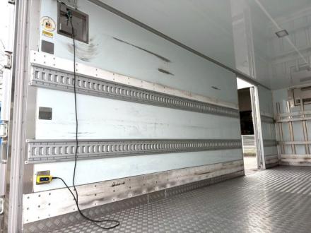 ４t　ワイド　格納ゲート付冷凍バン