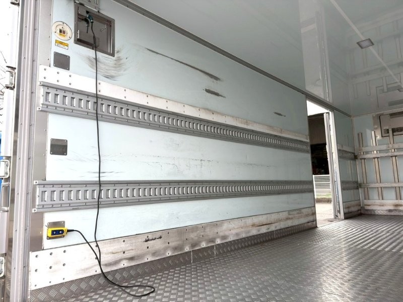 ４t　ワイド　格納ゲート付冷凍バン