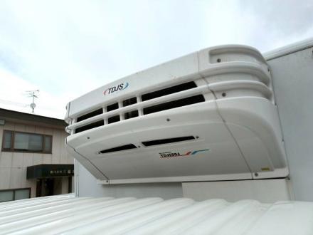 ４t　ワイド　格納ゲート付冷凍バン