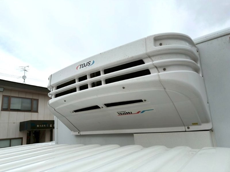 ４t　ワイド　格納ゲート付冷凍バン