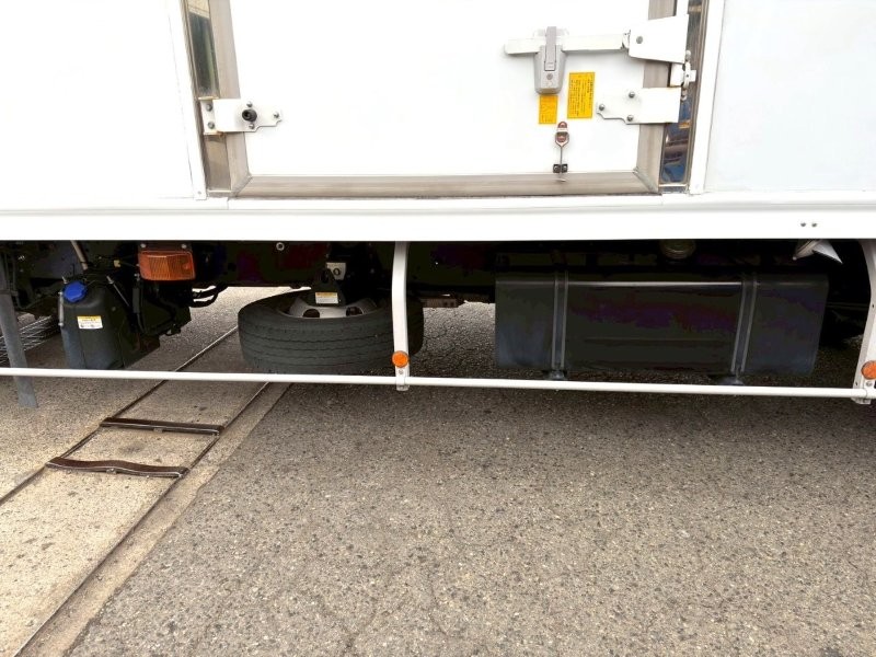 ４t　ワイド　格納ゲート付冷凍バン