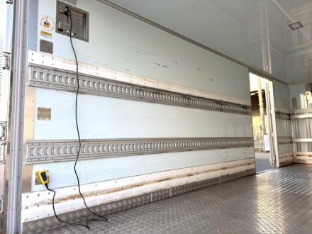４t　ワイド　格納ゲート付冷凍バン