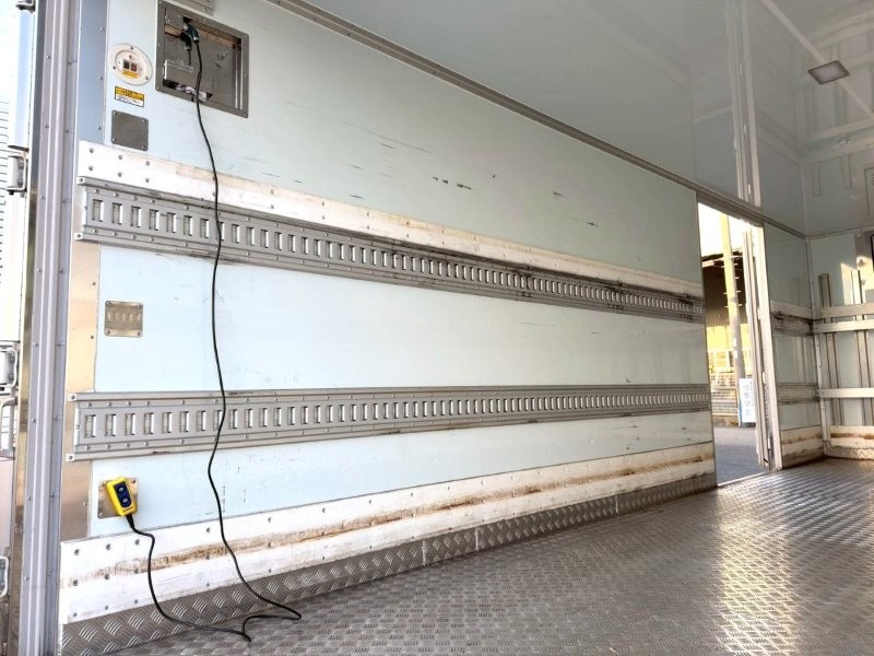 ４t　ワイド　格納ゲート付冷凍バン