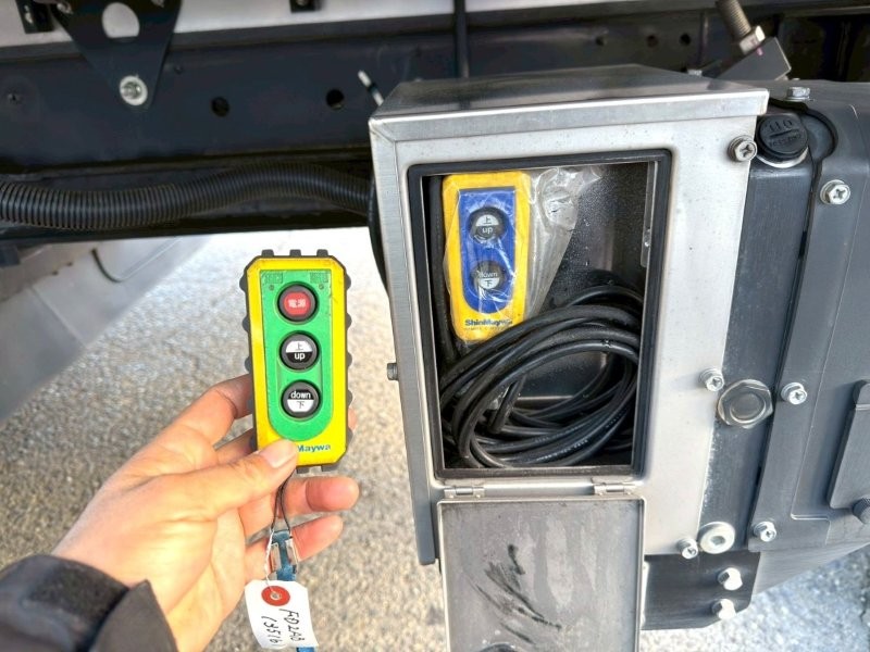 ４t　ワイド　格納ゲート付冷凍バン