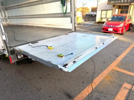 ４t　ワイド　格納ゲート付冷凍バン