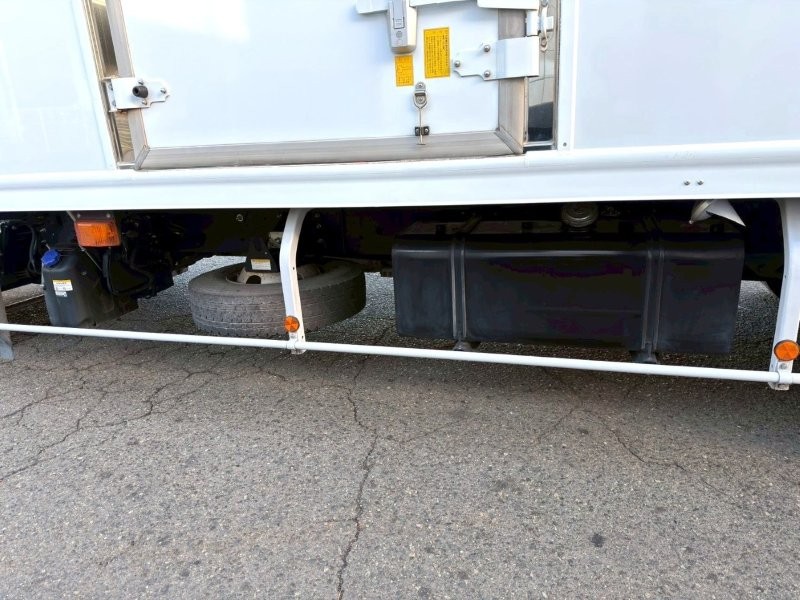 ４t　ワイド　格納ゲート付冷凍バン