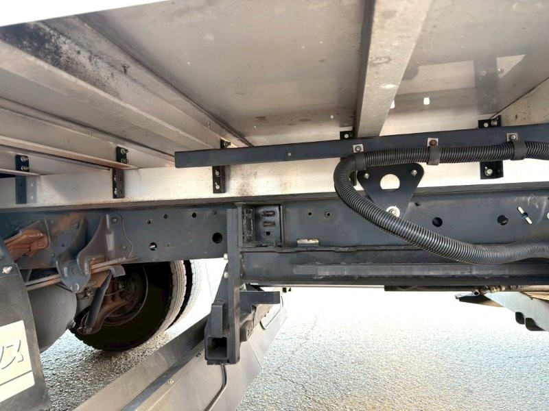 ４t　ワイド　格納ゲート付冷凍バン