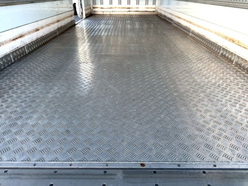 ４t　ワイド　格納ゲート付冷凍バン