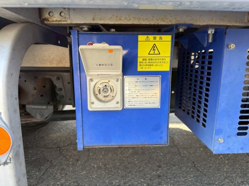 ４t　ワイド　格納ゲート付冷凍バン