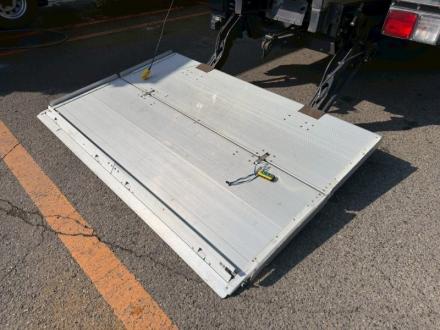 ４t　ワイド　格納ゲート付冷凍バン