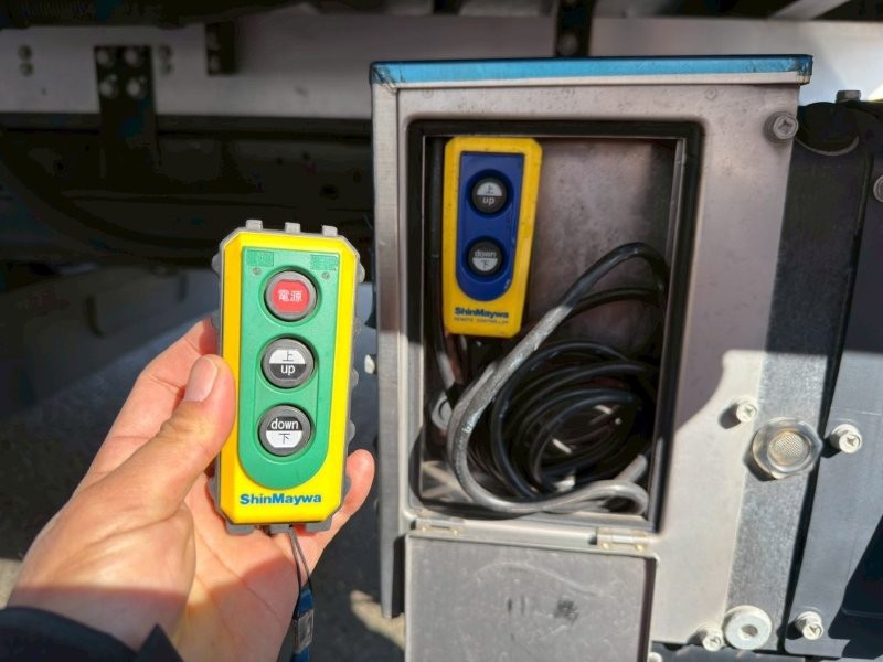 ４t　ワイド　格納ゲート付冷凍バン