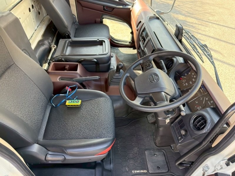 ４t　ワイド　格納ゲート付冷凍バン