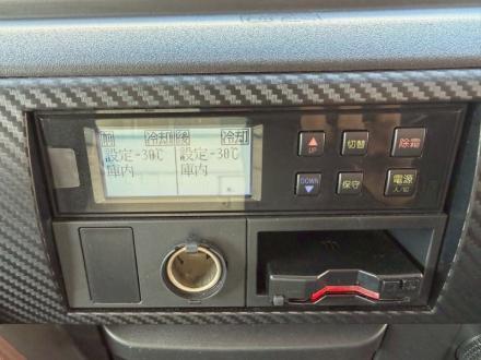 ４t　ワイド　格納ゲート付冷凍バン