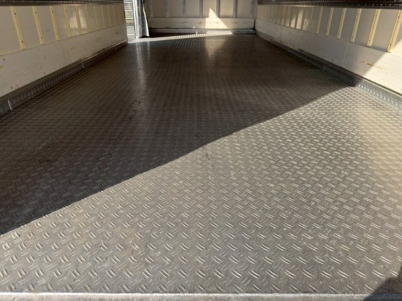 ４t　ワイド　格納ゲート付冷凍バン