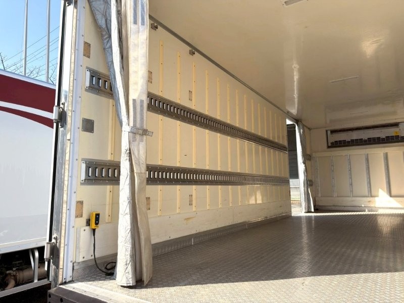 ４t　ワイド　格納ゲート付冷凍バン