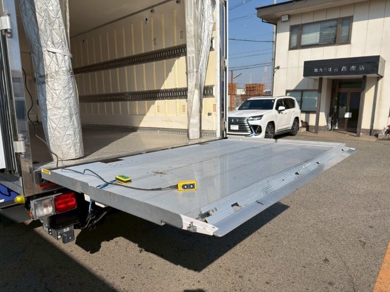 ４t　ワイド　格納ゲート付冷凍バン