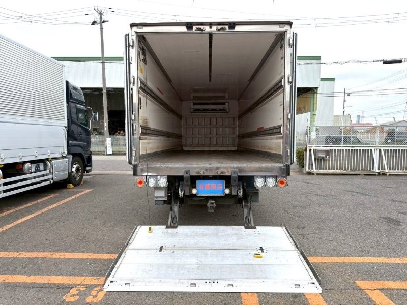 増々トン　ワイド　格納ゲート付冷凍バン