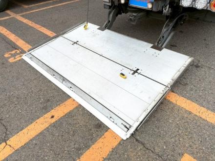 増々トン　ワイド　格納ゲート付冷凍バン
