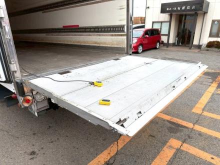 増々トン　ワイド　格納ゲート付冷凍バン