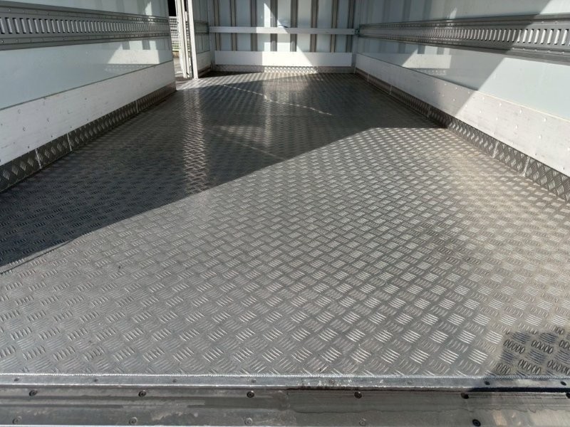 ４t　ワイド　格納ゲート付冷凍バン