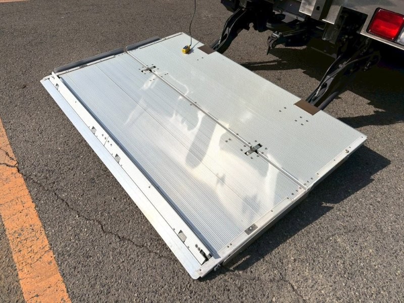 ４t　ワイド　格納ゲート付冷凍バン
